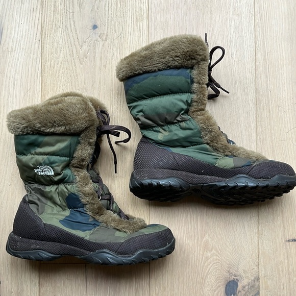 💕🎉 HOST PICK 🎉💕 EUC North Face down filled nylon top boots - Picture 1 of 13